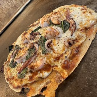 鉄板で焼くピザ