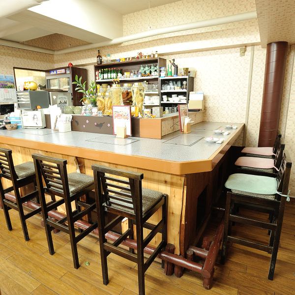 カウンター席で一人でも気軽に本場の韓国料理を楽しめます。済州島出身の店主が作るサムギョプサルやチゲを、落ち着いた雰囲気の中でゆったり味わえるのが魅力。仕事帰りに軽く一杯、またはしっかり食事したいときにもぴったり。温かい接客と家庭的な空間で、ひとり時間を心地よく過ごせるお店です。