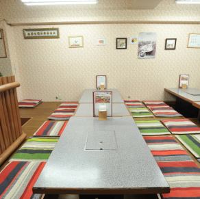 ゆったりと座れる四人掛けの掘りテーブル