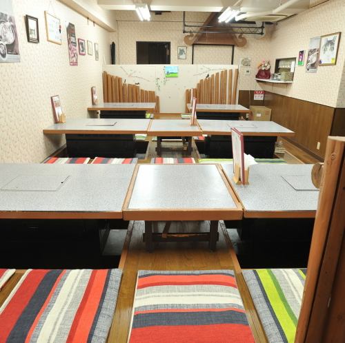 ゆったりと座れる四人掛けの掘りテーブル