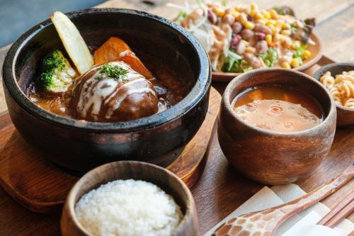 안녕하세요 🌇 웜스 카시와입니다.
3월도 남은 곳 앞으로 며칠이 되었습니다.
3월도 정말로 많은 손님에게 와 주셔서 대단히 감사하고 있습니다.
특히 1번 인기의 흑모 와규 100%의 돌솥 조림 햄버거가 단단히 주문해 주시는 것이 많아,
매일 매일 모두 열심히 가게에서 손을 넣고 있습니다.
또한 점심에 관해서는 모처럼 와 주신 손님을 거절해 버리는 일도 많이 불편한 생각을 시켜 버리고 있습니다.
그래서 점심에 가고 싶은 분은 예약을 추천하고 있습니다.
특히 어른수나 서둘러 있는 분은,
사전 주문도 있으므로 먼저 주문하고 도착하자마자 낼 수 있도록되어 있습니다.
또한 점심 시간은 상황에 따라 1시 30 분에 퇴석을 부탁하는 경우도 있으므로 양해 바랍니다.
3월 남은 적습니다만 꼭 예약의 분 기다리고 있습니다.
과연
#카시와
#카시와
#카시와
#카시와이탈리아
#카시와카페