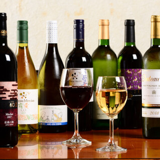根據您的口味和美食一杯，例如國產葡萄酒