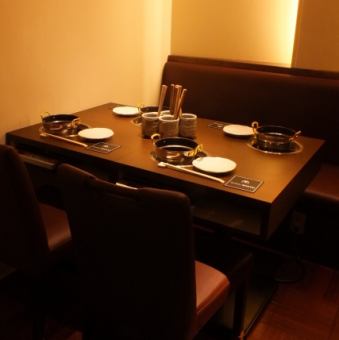 [Table sofa for 4 people] For small banquets and families ♪ We have various kinds of meat so you can enjoy eating and comparing!
