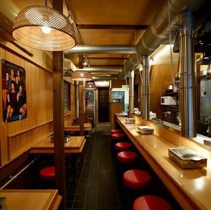 広々としたカウンター席は、お一人様でも気兼ねなく焼肉を楽しめます。仕事帰りの「〆焼肉」や、ふらっと立ち寄って美味しいお肉とビールを味わいたい時にもぴったりです。他のお客様との距離も十分に確保しているので、ゆったりと自分だけの時間を過ごせます。