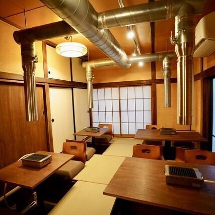 足を伸ばしてくつろげる掘りごたつ席は、ご家族やご友人とのお食事、各種宴会に最適です。どこか懐かしさを感じる空間で、こだわりの焼肉を囲んで楽しいひとときをお過ごしください。大切な人との語らいの場として、心ゆくまでおくつろぎいただけます。