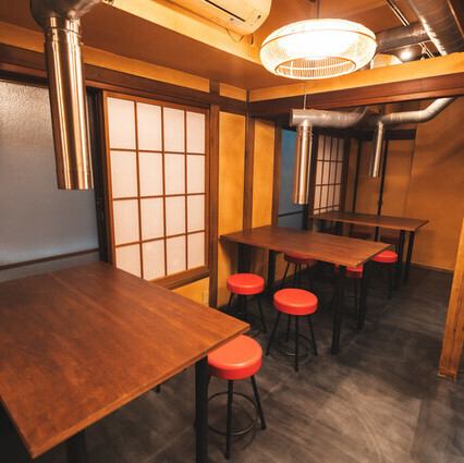 二階席は15名様から最大25名様まで貸切でご利用いただけます。歓送迎会や忘新年会、気の置けない仲間との集まりなど、様々なシーンでご活用ください。周りを気にせず、美味しい料理と楽しい会話に花を咲かせて、特別な時間をお過ごしいただけます。