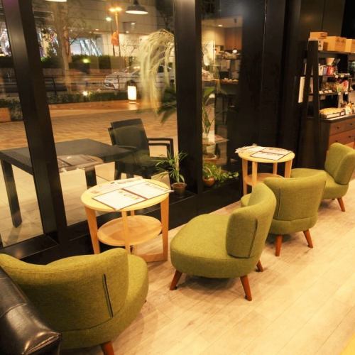 【Musashi Urawa's preeminent cafe】 Spacious space with open feeling