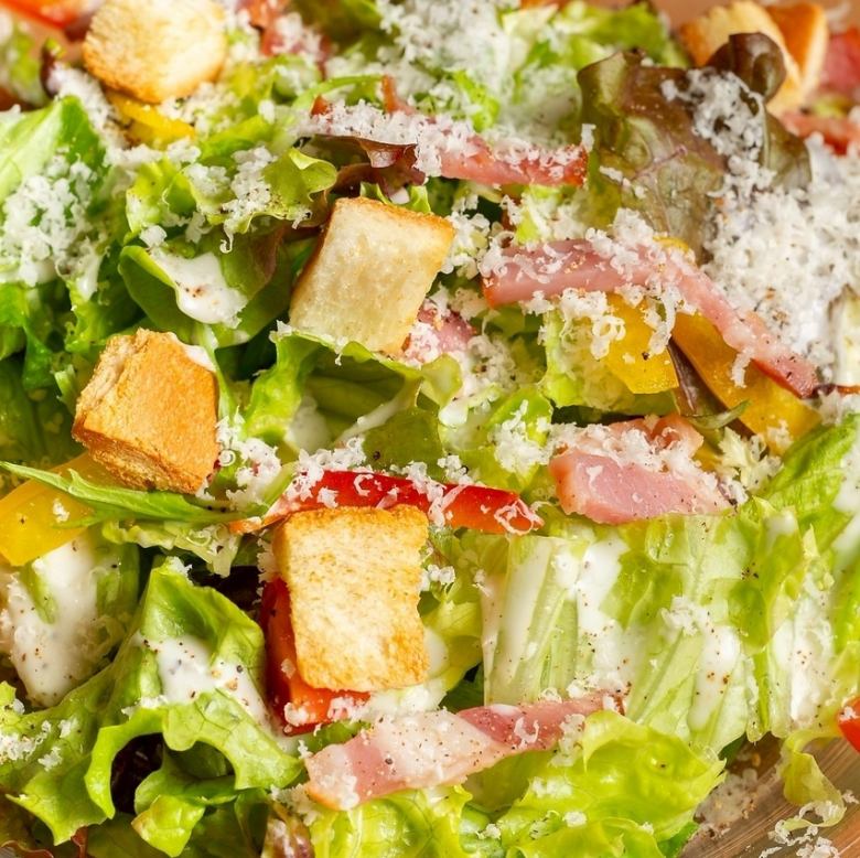 ソテーベーコンと削りがけチーズのシーザーサラダ