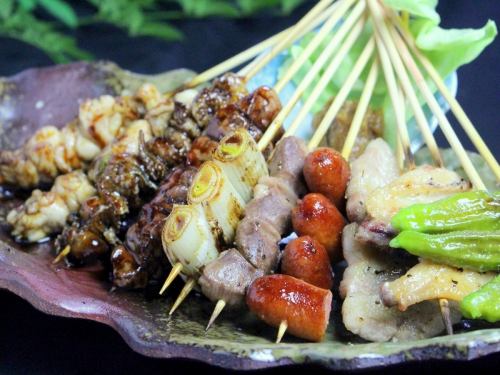 炭火で丁寧に焼き上げる自慢の焼き鳥