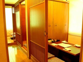 We have 4 private rooms with sunken kotatsu (seats can be combined by removing the fusuma).