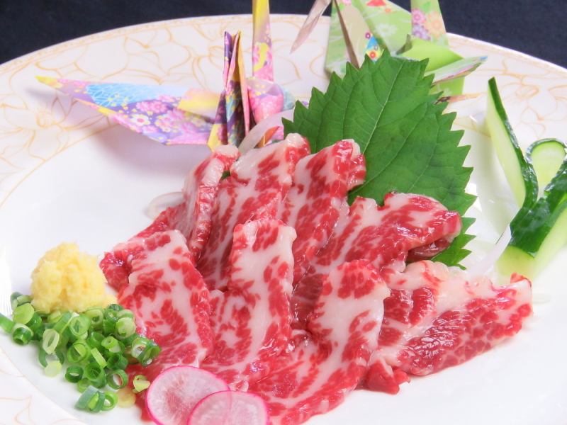 Recommended for out-of-prefecture customers! Specially selected horse sashimi with exquisite marbling