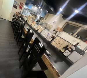 当店のカウンターは、お一人様のスペースが広めに設計されています。ゆったりとお酒を楽しみたいお客様にぴったりな環境です。落ち着いた雰囲気の中で、リラックスしてお過ごしいただけます。ぜひお越しください！