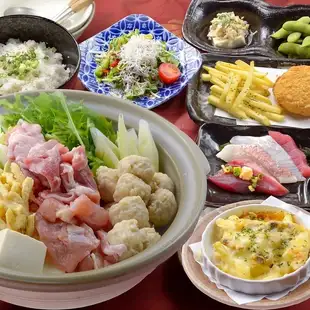 【鹽味相撲火鍋(三種美味湯底可選)】4500日元,兩種火鍋任選,另享2小時標準暢飲。
