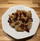 唐辛子まみれの辛い唐揚げ