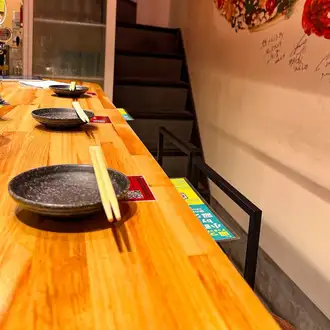 旨さの特等席。目の前で完成する絶品中華のライブ感がたまらない!『次は何が出てくるんだろう?』そんなワクワクを感じながら、出来立て熱々を頬張る。これぞカウンター飲みの醍醐味です。