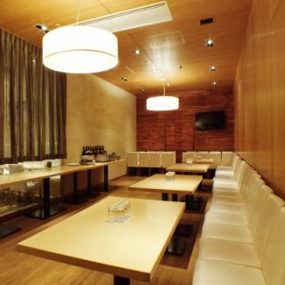 Private private room where you can stand up! Both stand-up and seated parties are OK ◎ Perfect for a wedding after-party ♪ Please feel free to contact us regarding the layout of your seats.