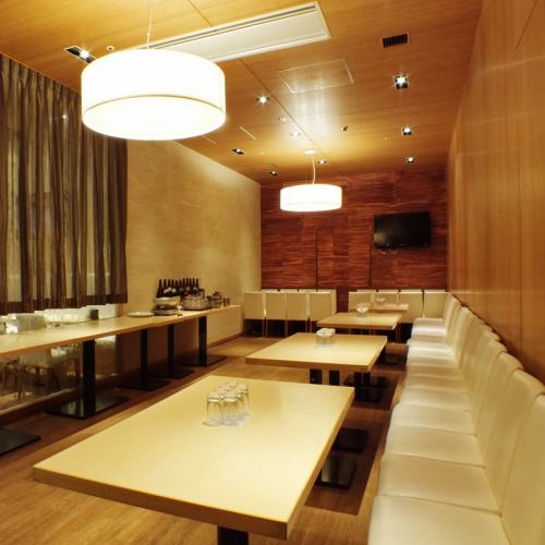 Private private room where you can stand up! Both stand-up and seated parties are OK ◎ Perfect for a wedding after-party ♪ Please feel free to contact us regarding the layout of your seats.