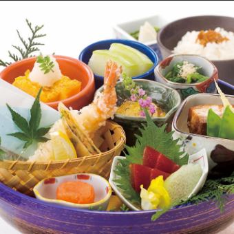 [Colorful Daimyo Udon Set] A set meal featuring colorful seasonal dishes and our recommended Sanuki udon
