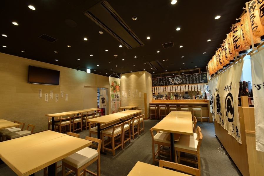 【常連様に大人気！！半個室宴会は20名様～最大40名貸し切り予約受付中！】常連様に大人気の半個室、20名～貸し切り承ります。開放的な空間で厳選焼酎ドリンクバー付きワイワイにぎやかなご宴会にぴったりです半個室貸し切りなので、立食パーティーや結婚式二次会に最適です