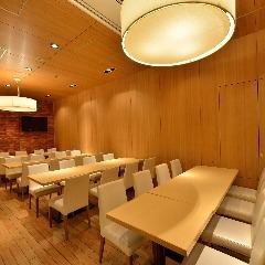 【角席も有ります】フロアではテーブルにて人数に応じたお席をご用意しています4名様・6名様・8名様・角席12名様・20名様・24名様・最大44名様ご案内可能です高い天井で開放的な空間となっております赤坂駅直結・バリアフリーでベビーカーもそのままお席までご案内可能お子様連れての食事会にご利用ください