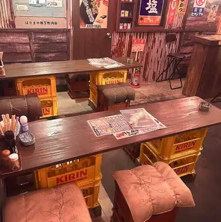 お仕事帰りに友人とふらっと立ち寄って飲んでいきたい方にお勧めのお席となっております!こちらは4名様×2席ご用意しています。お酒を堪能したい方はこちらのお席が◎美味しい料理とお酒を囲みながらご友人と会話を楽しみつつお過ごしください。ご利用お待ちしております♪