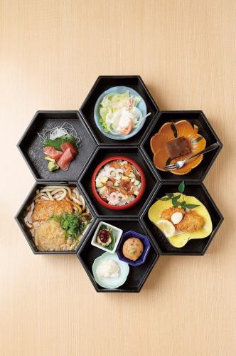 Specialty lunch 7-tiered lunch 800 yen