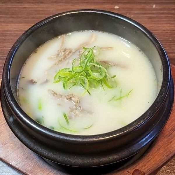 6 hours! ``Seolleongtang'' is an exquisite soup made with chicken bones and maple leaves (chicken feet)!! It's as rich as mizutaki.