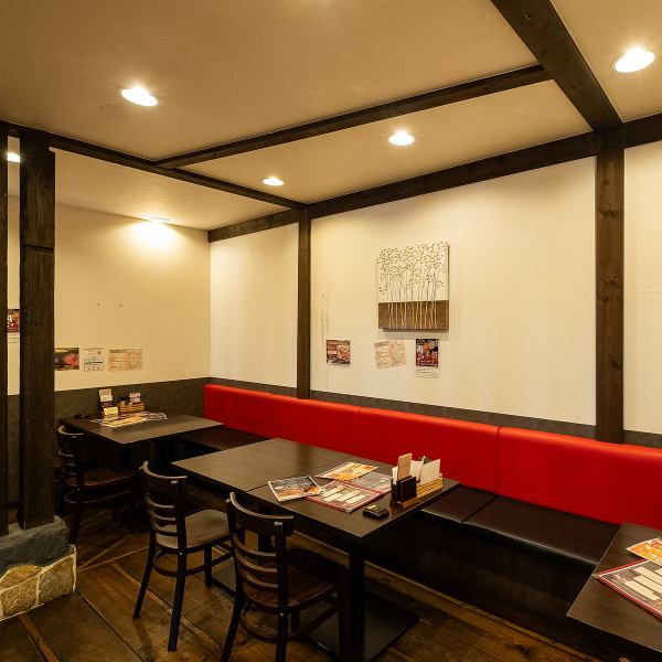 ハンバーグはもちろん広々とした店内は、ゆったりとした空間となっております。ディナータイムはもちろん、ランチや、お仕事帰りのサラリーマンの方やOLさんの方とのお食事など、様々なシーンでご利用いただけます。また、お席の配置やお時間など、ご希望があればご相談下さいませ。