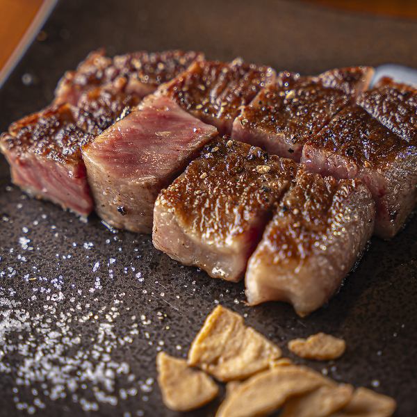 Our specialty! Exquisite domestic lean beef steak 100g ~ 2,970 yen (tax included) ~
