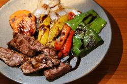 和牛と彩り焼き野菜　バルサミソース