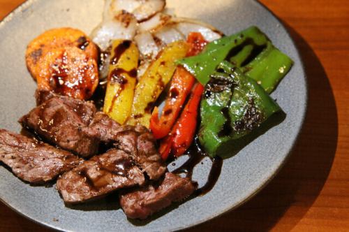 和牛と彩り焼き野菜　バルサミソース