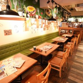 横並びのテーブル席、人数に合わせて結合も可能です♪