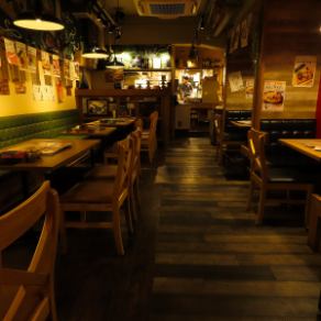 横並びのテーブル席、人数に合わせて結合も可能です♪