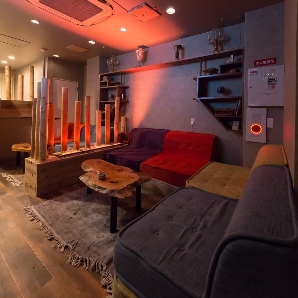 店内は落ち着いた空間づくりにこだわり、日常の喧騒を忘れて過ごせる雰囲気です。Yogiboを完備しており、身体を預けてリラックスしながら自然体でくつろげます。一人でも友人同士でも居心地よく、長時間滞在したくなるような穏やかで心地よい空間が広がっています。