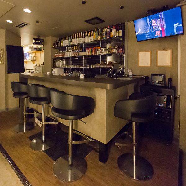 23時まで営業しているため、食事や飲み会の後の二軒目としても気軽に立ち寄れます。心斎橋駅より徒歩5分とアクセスも抜群で、仕事帰りやお出かけの途中にも便利。