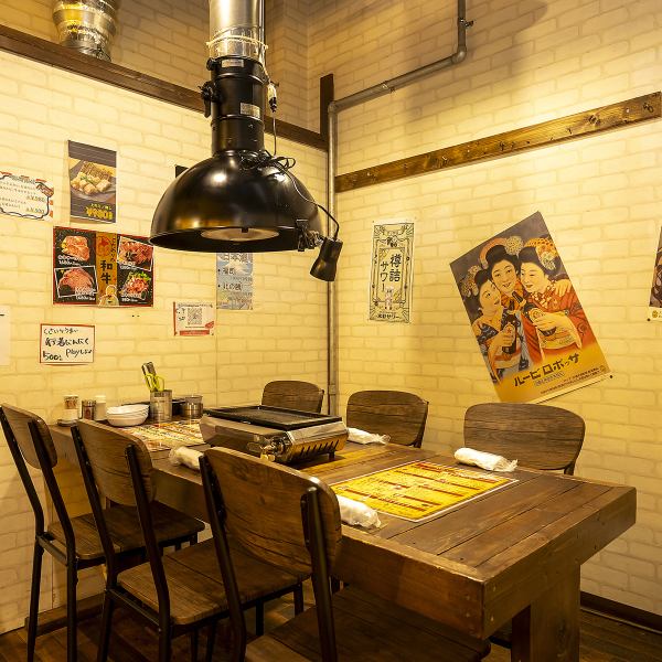 【半個室もあり】当店ではテーブル席を９卓ご用意しております。６名席×５、４名席×２、３人席×２となっており、４，６名席は仕切りが付いたBOXタイプのお席になっております。人目を気にせずワイワイ楽しめます！また６名席のうち３席はカーテンの付いた半個室仕様となっております！よりプライベートなお食事も。