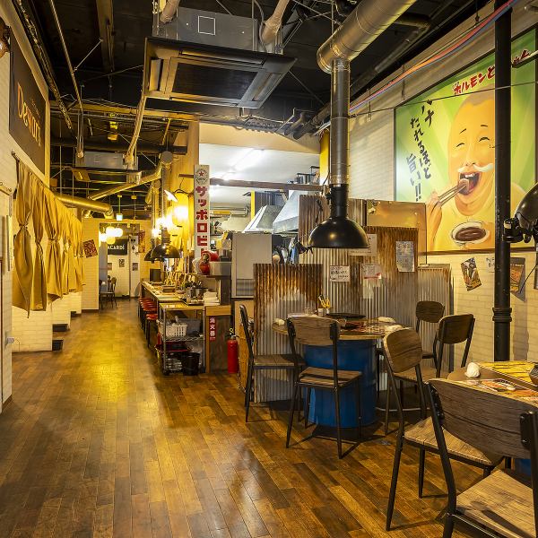 【古き良き昭和を感じさせる内装】当店の内装のモチーフは『昭和レトロ』。店内に貼られたポスターや、イラストなど、こだわりを持った内装に仕立てております。店内の雰囲気が、お食事のムードを盛り上げます。