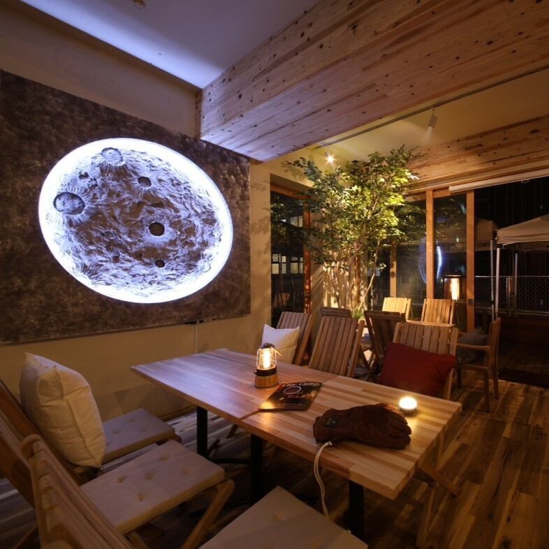 柔らかな灯りと木の温もりが心地よいデートに最適なおしゃれ空間