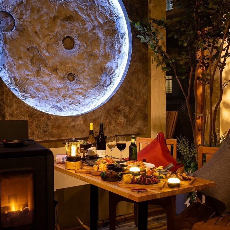 照明とインテリアが調和する、落ち着いた大人な空間。