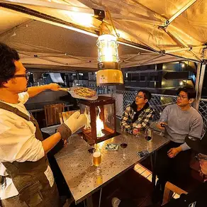 제일 추천의 자리입니다!지붕도 있으므로 날씨의 걱정도 없음♪2분~ 예약 가능합니다!최대 25분까지 이용 가능하므로, 테라스석만을 전세한 연회 등에도 추천입니다!캠프를 방불시키는 분위기는 바로 치유의 공간.식사, 술뿐만 아니라 분위기에서도 손님에게 즐길 수 있다고 자신이 있습니다 ♪