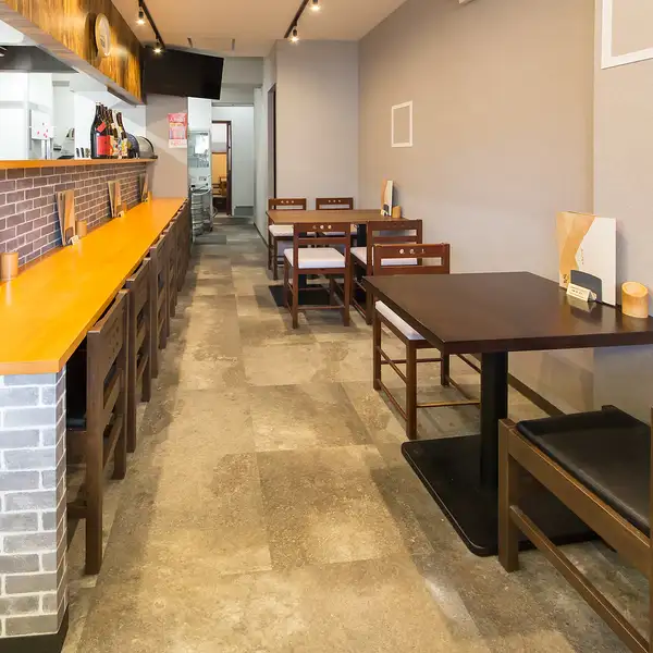 明るく落ち着いた店内で、お一人様向けのカウンター席から友人と利用しやすいとのテーブル席、大人数向けの完全個室まで幅広く対応しています。特に小さなお子様連れでも安心してご利用いただける個室も完備しており、様々なシーンで快適にお過ごしいただけます◎