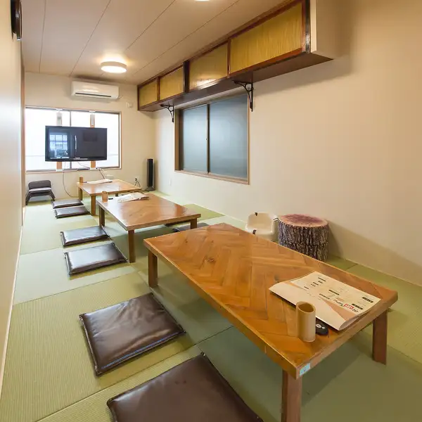 2階には、最大12名様までご利用いただけるお席をご用意しております。宴会や女子会、またはご家族での集まりに最適です。さらに、キッズルームも完備しておりますので、小さなお子様連れのお客様も安心してお過ごしいただけます。どうぞお気軽にご利用ください。