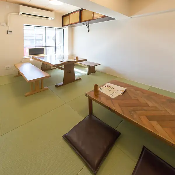 完全個室を2部屋ご用意しております。1つは座敷のお席、もう1つはテーブル席と、異なる2タイプの個室からお選びいただけます。どちらのお部屋も周りを気にせず、リラックスしてお食事を楽しんでいただける空間です。宴会や家族、友人との集まりにも最適で、特別なひとときをお過ごしいただけます。