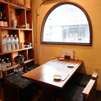 【ライブ感満載のカウンターと語らいが深まるテーブル】 カウンター席は、調理の様子を眺めながら食事ができるエンターテイメント性も魅力。テーブル席は、落ち着いた照明の下、じっくりと会話を楽しめる空間です。人数に応じたレイアウトが可能なので、少人数の食事から宴会まで幅広く利用できます。