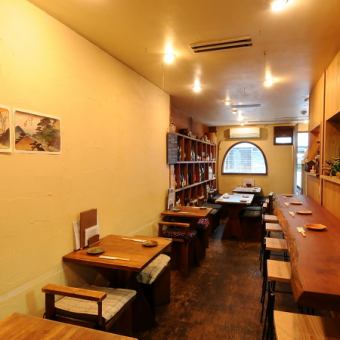 【おもてなしを感じる特等席 or 賑やかに楽しむ空間】 カウンター席では、店主やスタッフの細やかな気配りを感じながら、心地よい時間を過ごせます。お一人様でも気軽に立ち寄れる温かい雰囲気です。テーブル席は、複数人でワイワイと食事を楽しみたい時にぴったり。一体感が生まれる空間で、宴会にも対応可能です。