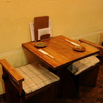 【会話が弾む和やかな空間】木の温もりが心地よい空間で、肩肘張らずにリラックスして宴会をお楽しみいただけます。自慢の料理をじっくり味わいながら、会話も弾む和やかなひとときを。会社帰りや地域のお集まりにもおすすめです。