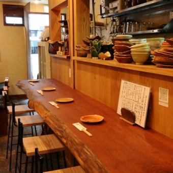 【お一人様やデートに】 温かみのある照明が心地よいカウンター席は、お仕事帰りや大切な方との語らいに最適です。熟練の職人が目の前で調理する臨場感も楽しめます。テーブル席は、少人数でのお食事やご友人とのカジュアルな集まりにぴったり。広々とした空間は、会話も弾みます。