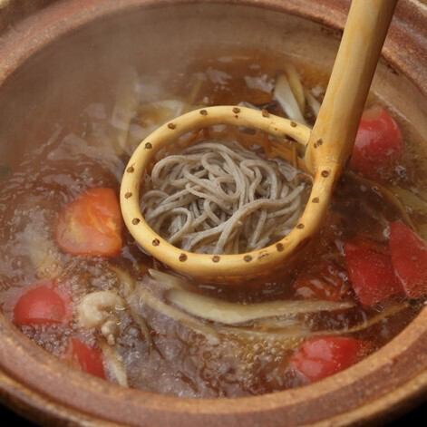 〆まで美味しい！鴨トマト鍋