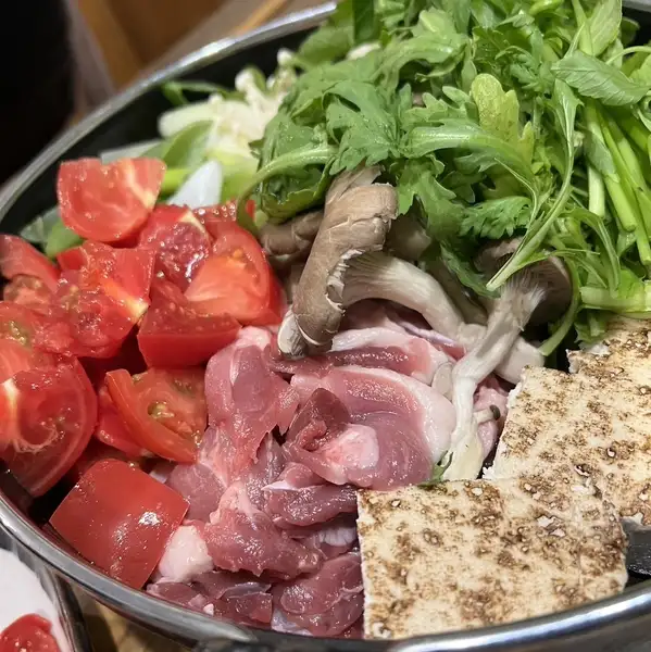 宴会・飲み会に！臭みゼロ「かすみ鴨」の旨味と甘熟トマトが絶妙な夏季限定すき焼きで最高の乾杯を！