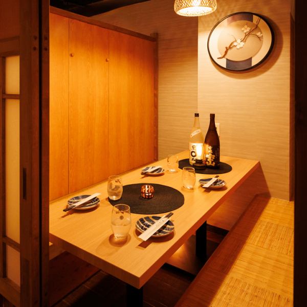 We have private rooms with doors that can be used by 2 people or more! The interior of the restaurant is filled with a Japanese atmosphere, and the private rooms have a warm wooden feel to them. Please enjoy our proud chicken dishes and delicious alcohol in a relaxing private room!